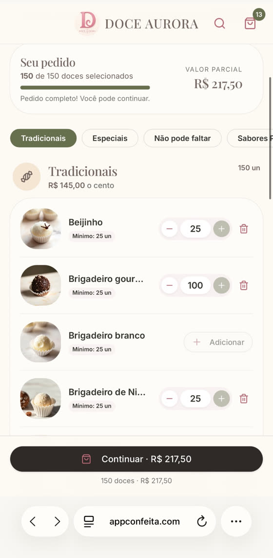Cliente selecionando sabores de brigadeiro